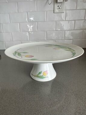 1980s Westbury Toscany Collection Tulips Porcelain Pedestal 10.25” Cake Stand